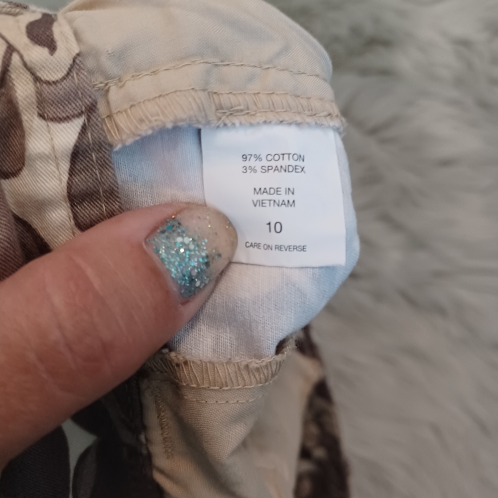 New York & Company Green & Tan Floral Camouflage Shorts Size 10 - Picture 5 of 5